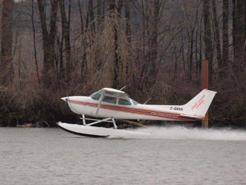 Seaplane_Taking_Off_800x600